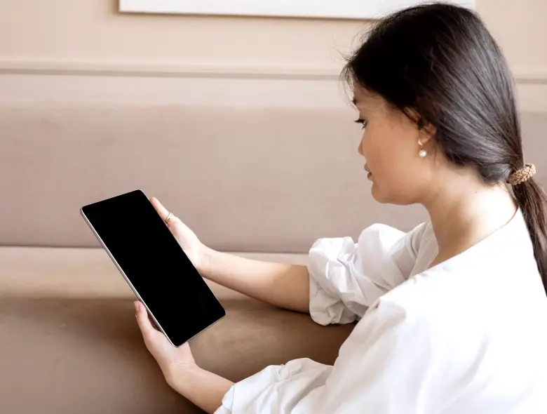 Læsning på tablet i sofaen